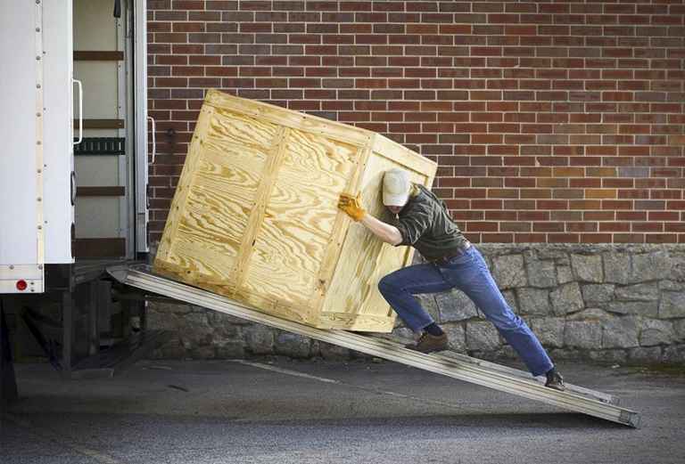Заказ грузового автомобиля для транспортировки мебели : Книги в пачках из Астрахани в Москву