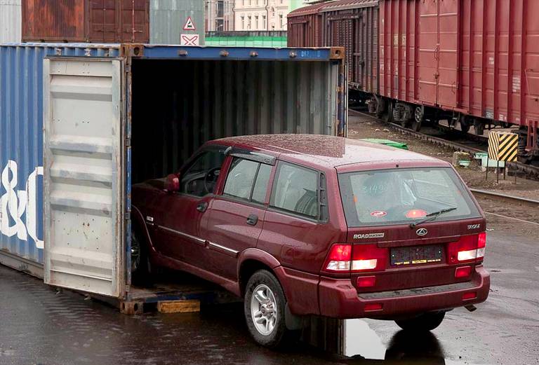 Отправить жд контейнером легковую машину  из Чехова в Махачкалу